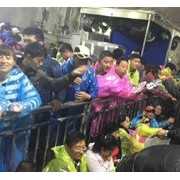 华山大风索道停运 游客深夜滞留山顶 (15)