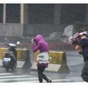台风“鲇鱼”侵袭台湾 最高风力达16级 (14)