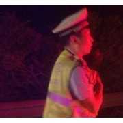 母亲高速车祸身亡 民警抱幸存婴儿执勤 (7)