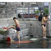 王府池成洗澡池 市民穿泳裤打肥皂 (11)