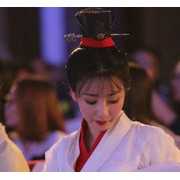 对镜贴花黄!柳岩穿古装美艳 补妆还玩手机 (4)