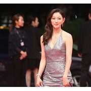 性感女星李L亮相釜山红毯 低胸长裙挤沟 (5)