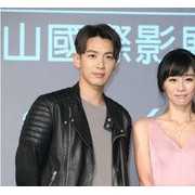 柯震东出席记者会 中分头憨笑显呆萌 (21)