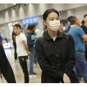 张馨予现身机场 口罩遮面素装老气横秋