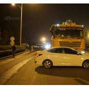渣土车拦腰推行小轿车50米 司机称看不见