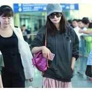 杨幂冒寒风穿粉红短裙 美腿吸睛坐姿少女 (11)