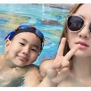 孟瑶穿比基尼晒儿子 是看胸还是看娃? (4)