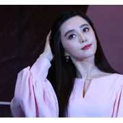 范冰冰妩媚撩发摆弄耳坠 现场做肉夹馍