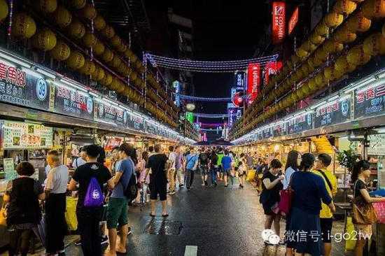 基隆火车站下车后由前站出站,顺忠一路直走步行约100米,右转爱四路即到